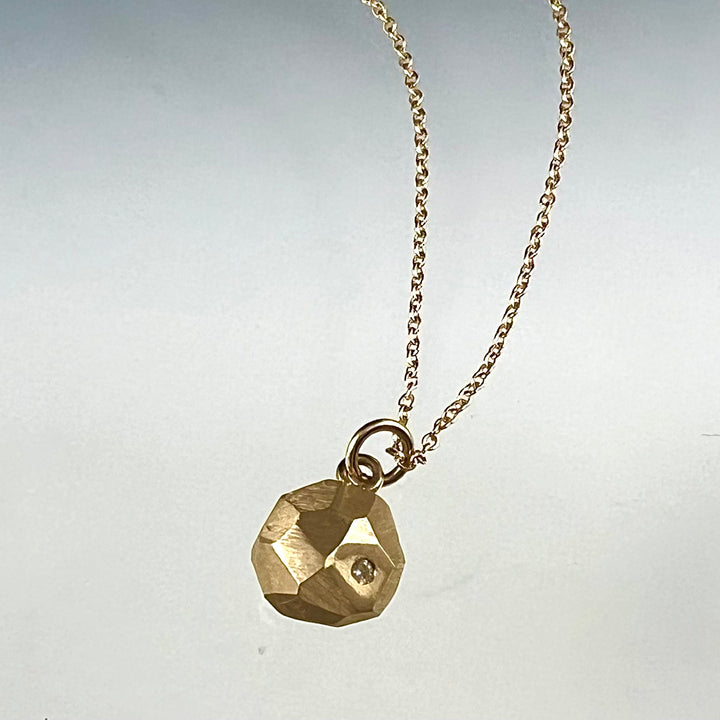 Faceted dainty pendant with diamond - round