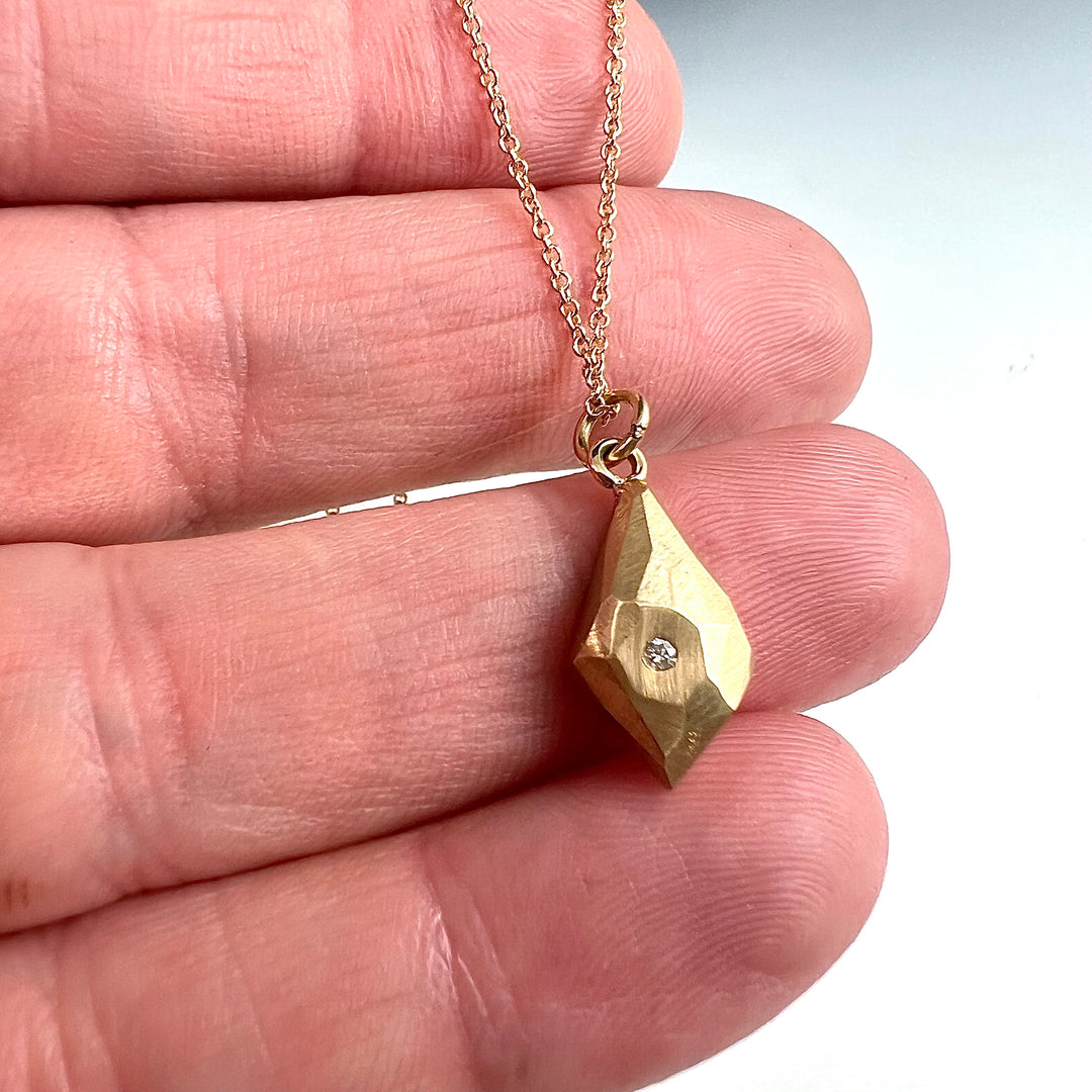 Faceted dainty pendant with diamond - kite