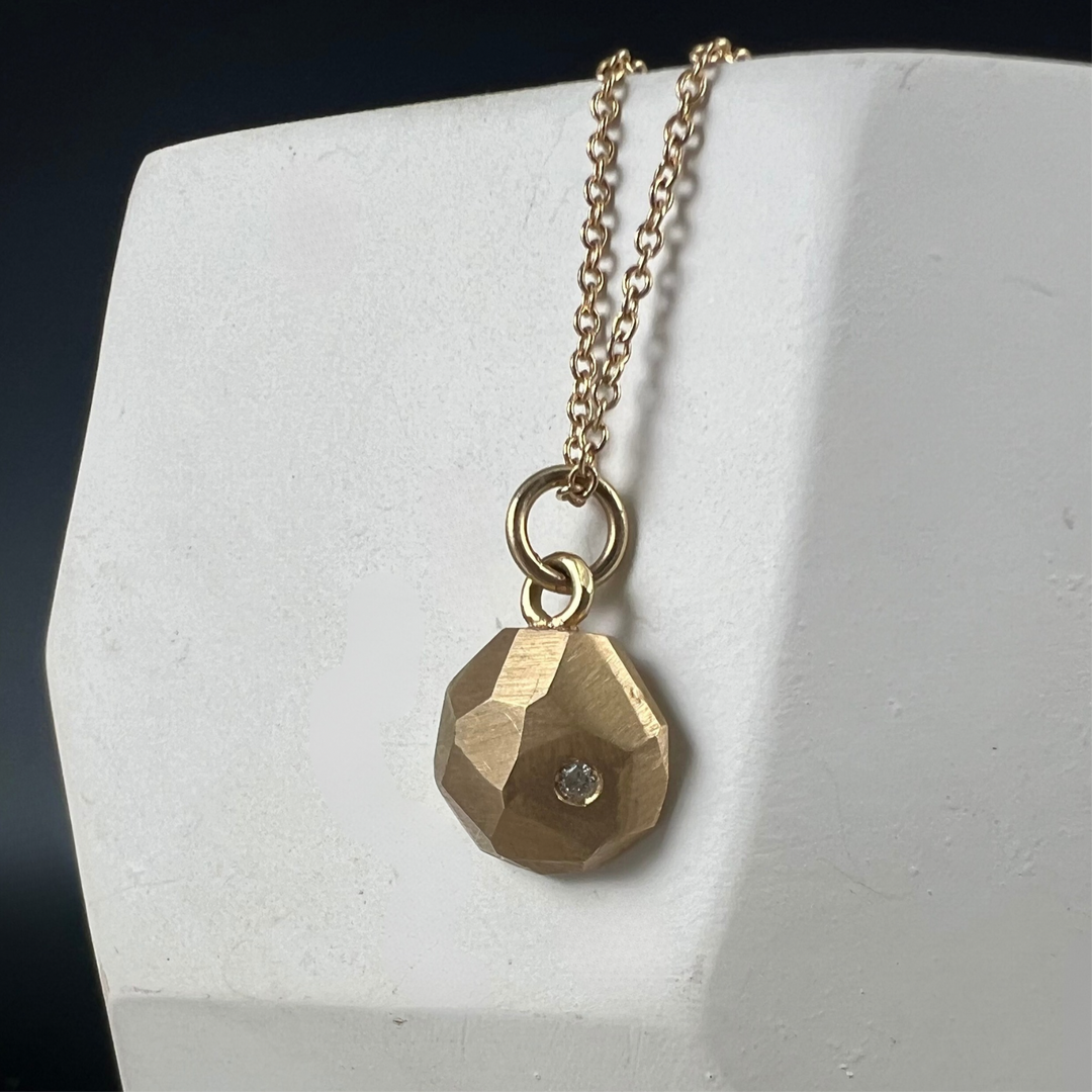 Faceted dainty pendant with diamond - round