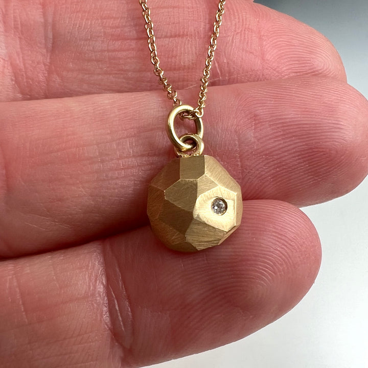 Faceted dainty pendant with diamond - round