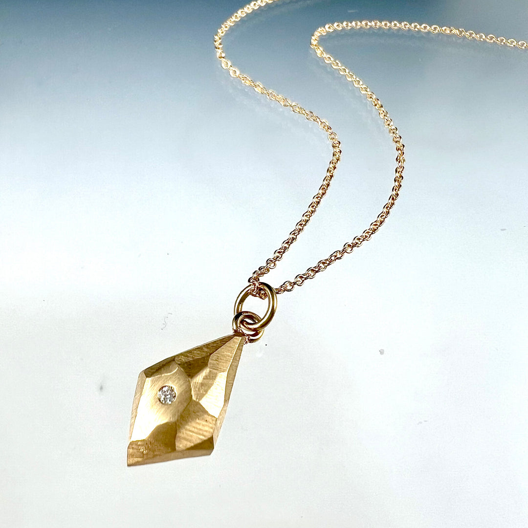 Faceted dainty pendant with diamond - kite