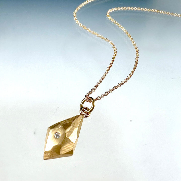 Faceted dainty pendant with diamond - kite