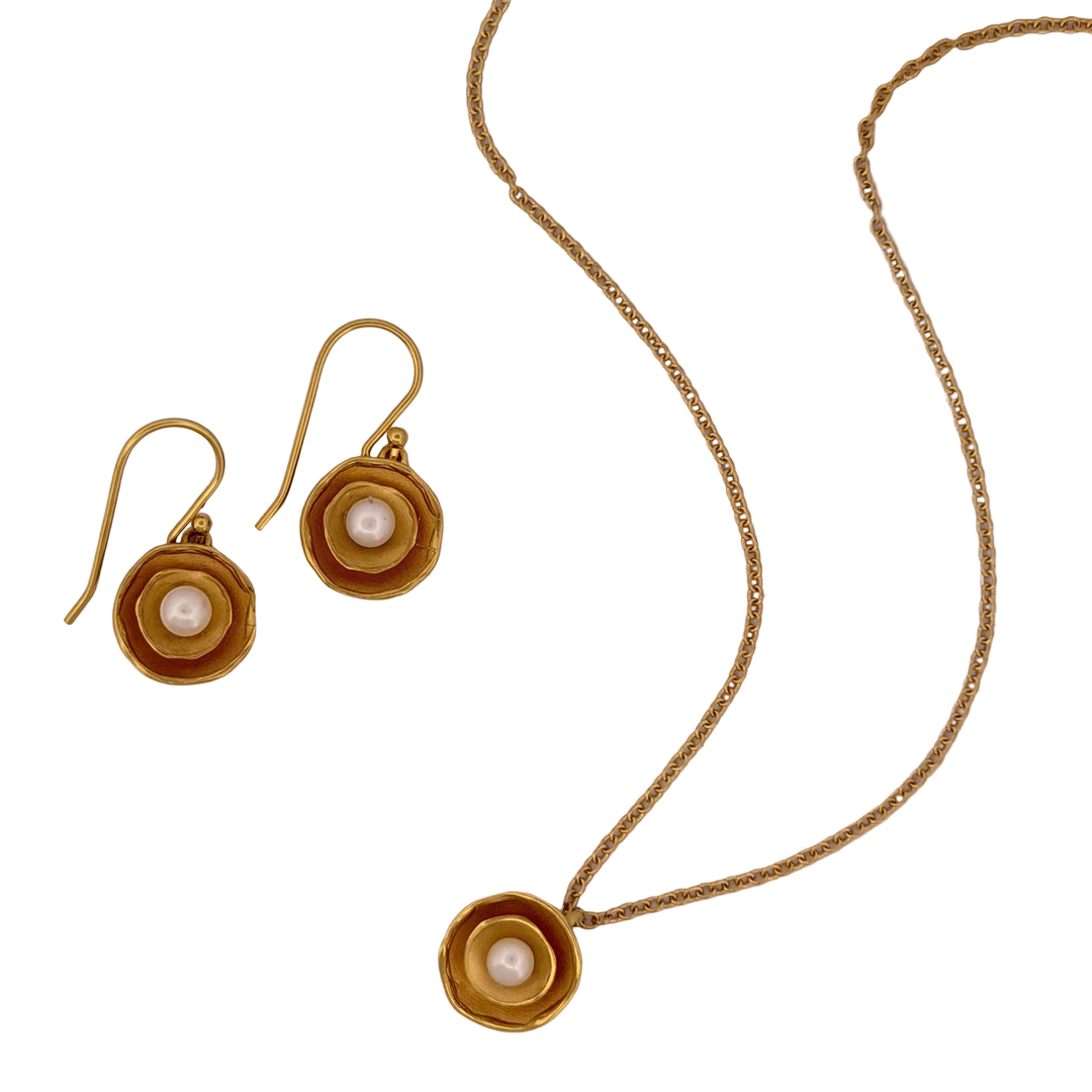 Oyster Dishy Earrings with White Pearls