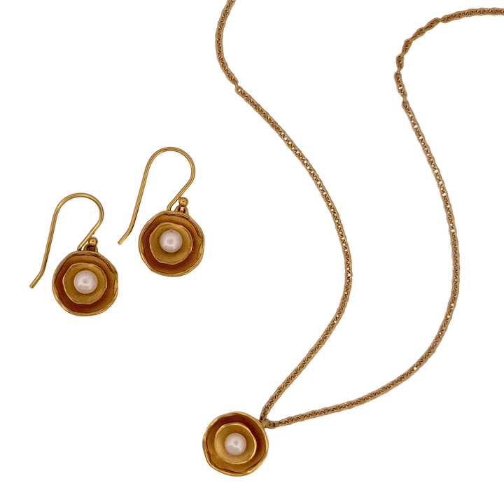 Oyster Dishy Earrings with White Pearls