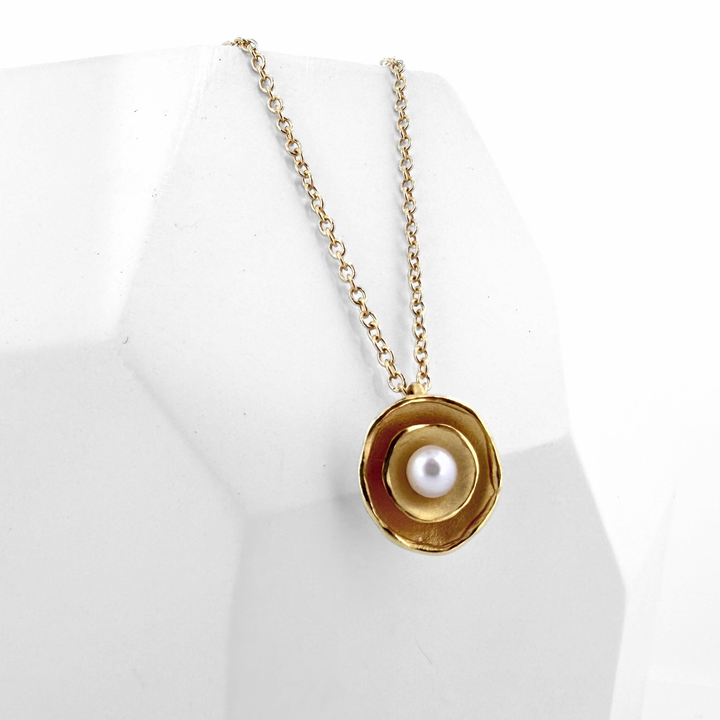 Oyster Dishy Pendant with White Pearl